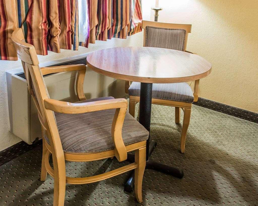 Econo Lodge Waynesburg Room photo