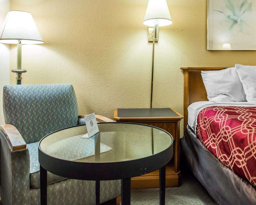 Econo Lodge Waynesburg Room photo